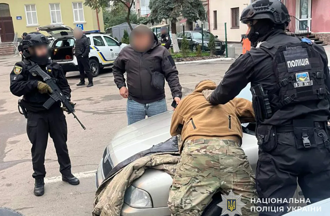 Поліцейські затримали групу військовослужбовців, причетних до вчинення насильницьких та майнових злочинів  