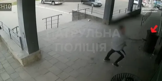 In Zaporizhzhia, a police officer fired his weapon during an attack (VIDEO)