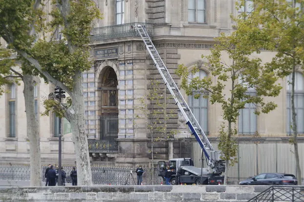 in the photo: The criminals used a construction platform to break into the museum (Le Parisien).
