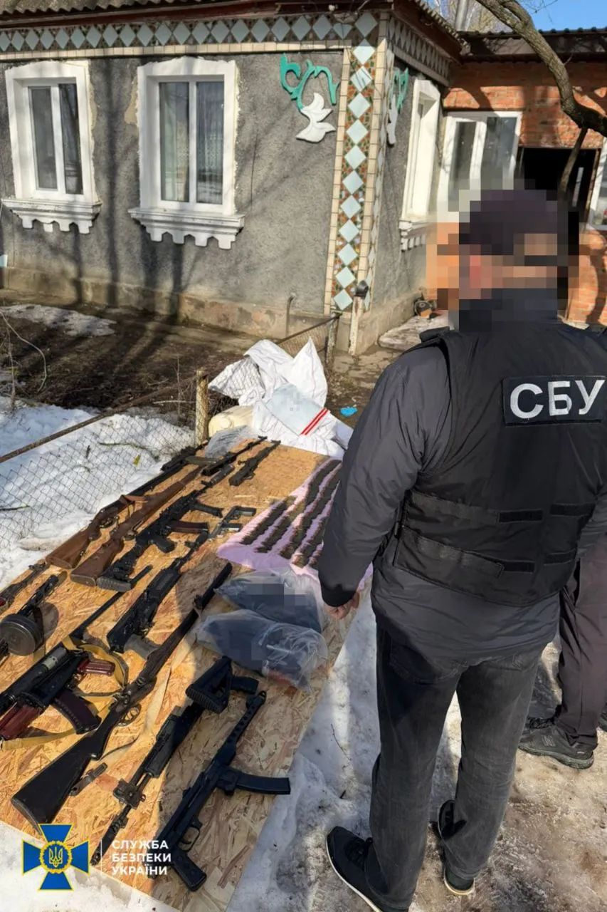 The SSU and the National Police have detained four suspects in connection with illegal arms trafficking
