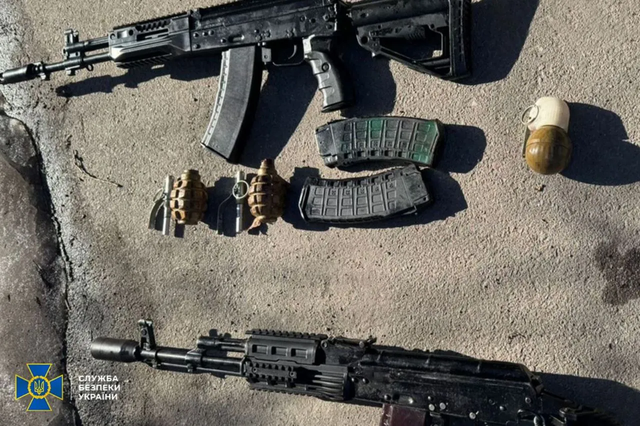 The SSU and the National Police have detained four suspects in connection with illegal arms trafficking