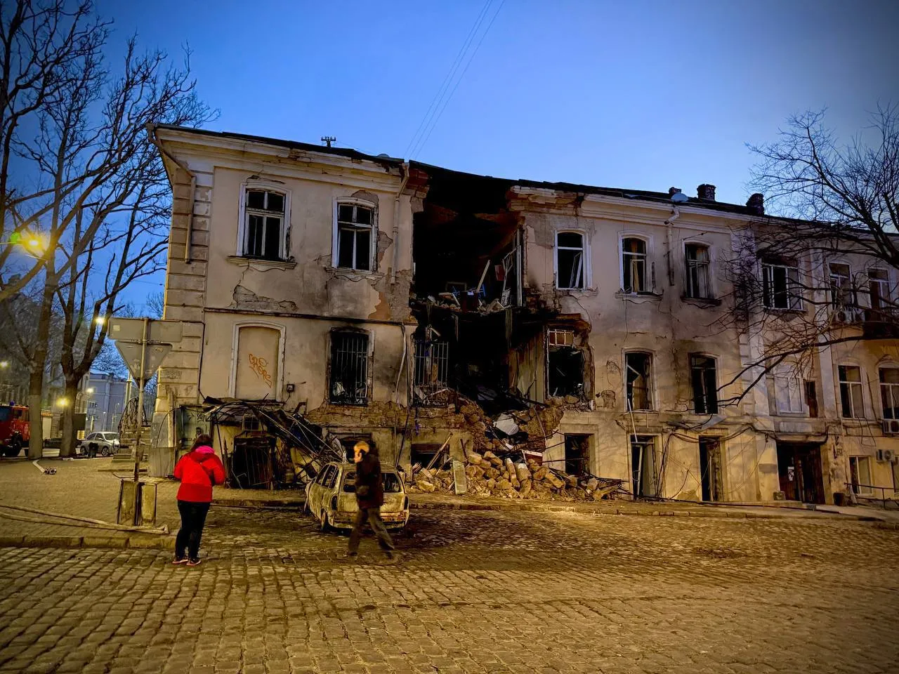 Одесу вночі атакували дрони: влучання в житло, пожежі та троє поранених