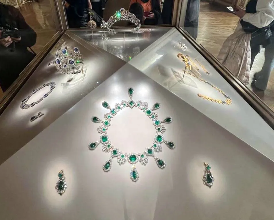 Stolen emerald necklace and earrings of Empress Maria Luisa. Louvre, Paris © the_royal_watcher