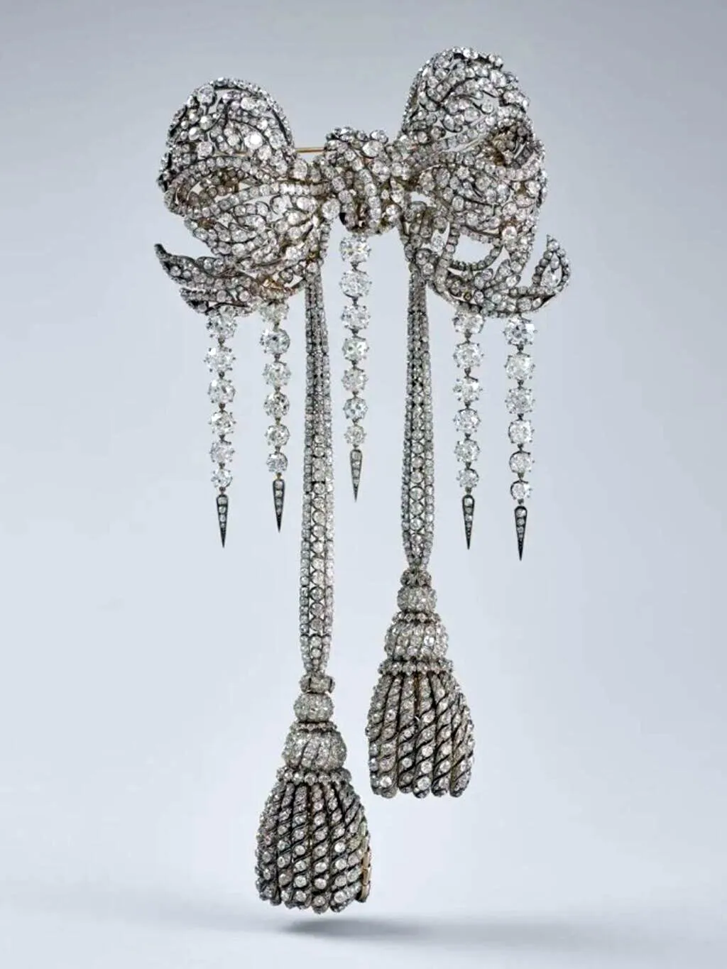 Empress Eugenie's bow brooch containing 2,438 diamonds © Louvre