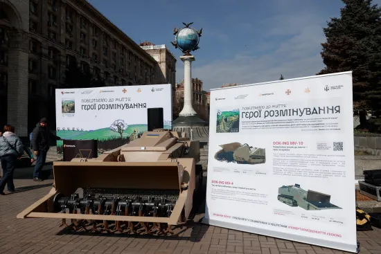 Укрпошта випустила марку про саперів і показала машину розмінування в Києві