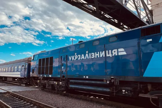 Дронова атака по залізниці: пошкоджено локомотив і зафіксовано трагічний випадок під час евакуації