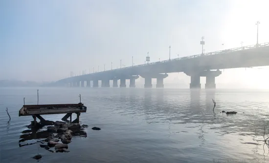 У Києві «парує» міст Патона: стався прорив тепломережі