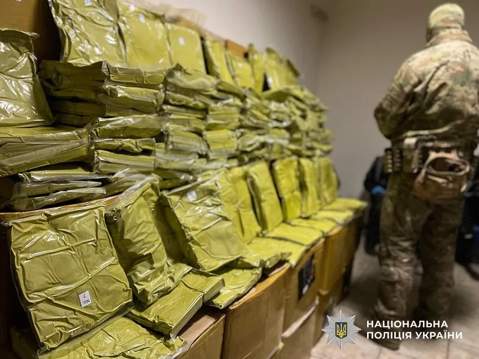 У Запоріжжі викрили канал збуту кратому, вилучили понад тонну речовини