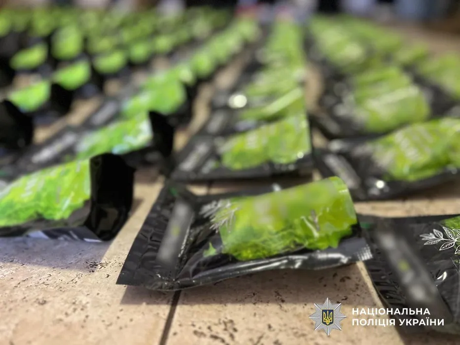 У Запоріжжі викрили канал збуту кратому, вилучили понад тонну речовини