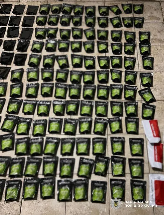 У Запоріжжі викрили канал збуту кратому, вилучили понад тонну речовини