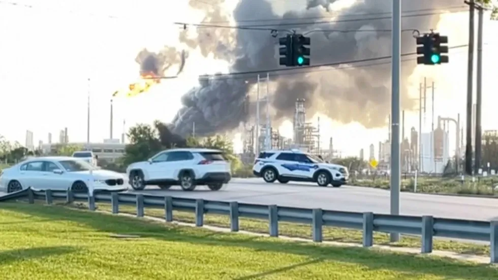An explosion at an oil refinery in Texas has forced residents to stay indoors
