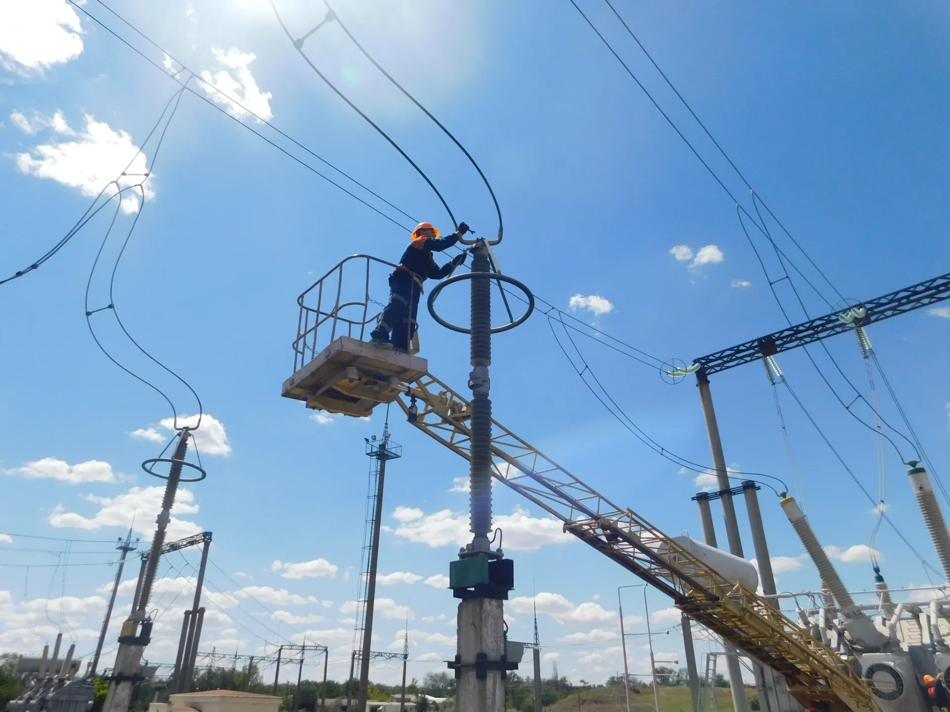У Києві та двох областях запровадили екстрені відключення світла