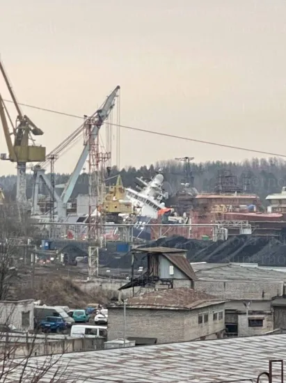 Сили оборони уразили російський криголам на заводі у Ленінградській області
