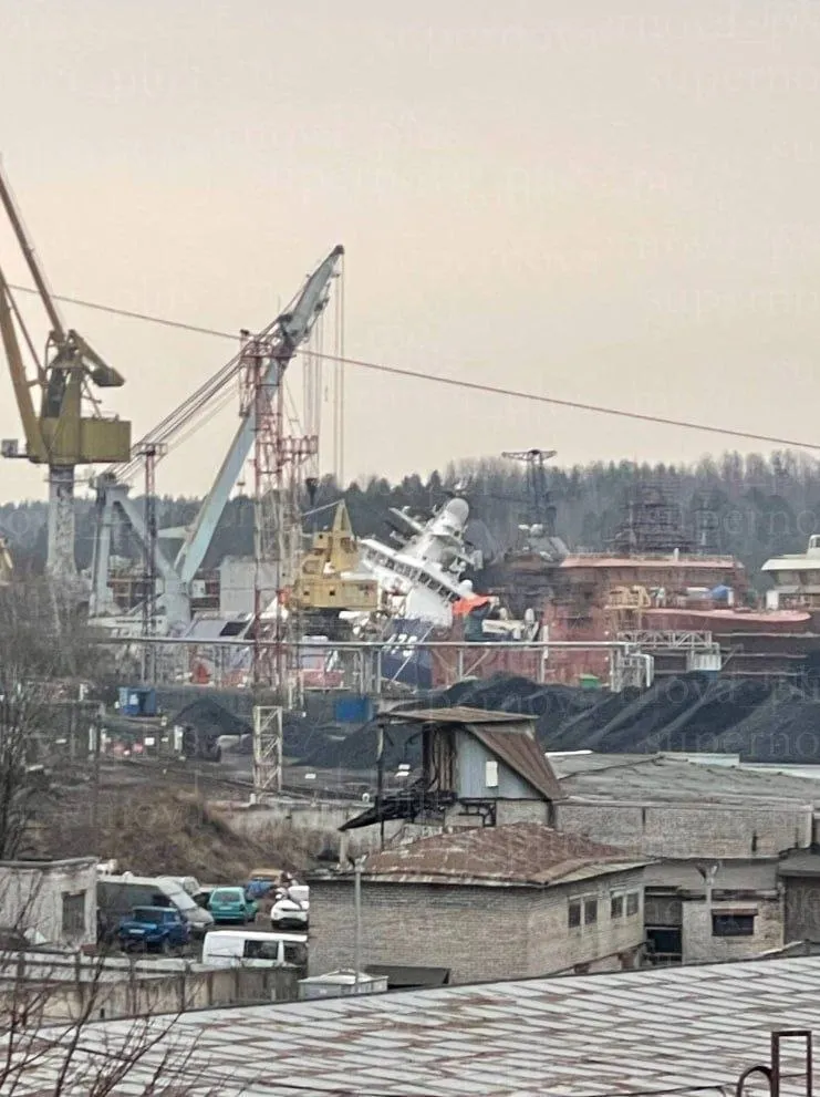 Сили оборони уразили російський криголам на заводі у Ленінградській області