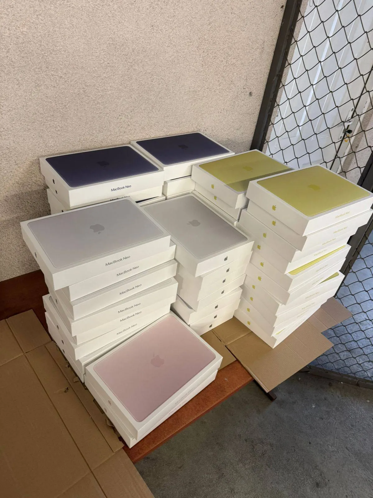 На кордоні з Польщею виявили 54 незадекларовані ноутбуки MacBook