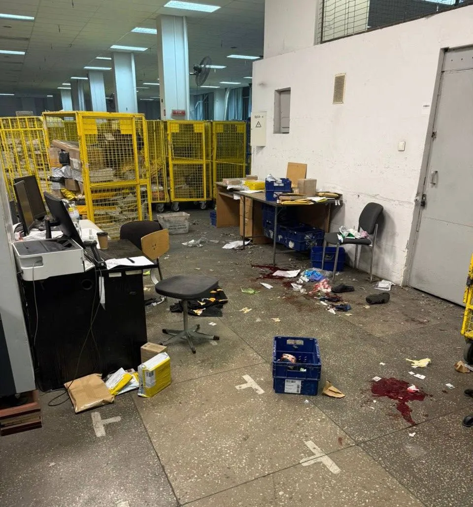 Під час огляду посилки у приміщенні пошти стався вибух, п’ятеро працівників поранені