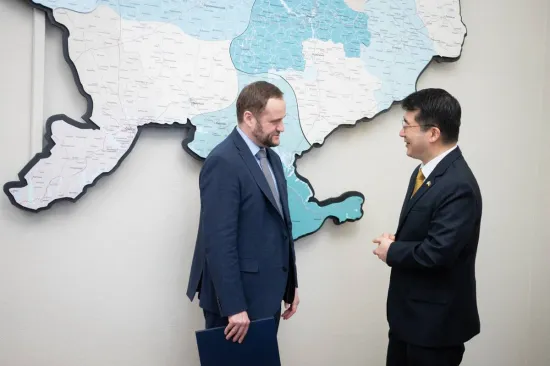 Україна та Південна Корея створять навчальний центр для операторів спецтехніки