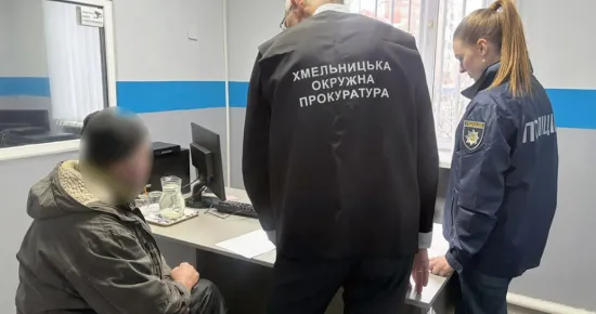 На Хмельниччині 9-річний хлопчик помер після того, як його напоїв алкоголем сусід 