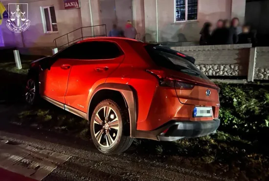 Суддя, перебуваючи за кермом автомобіля Lexus, збила двох пішоходів
