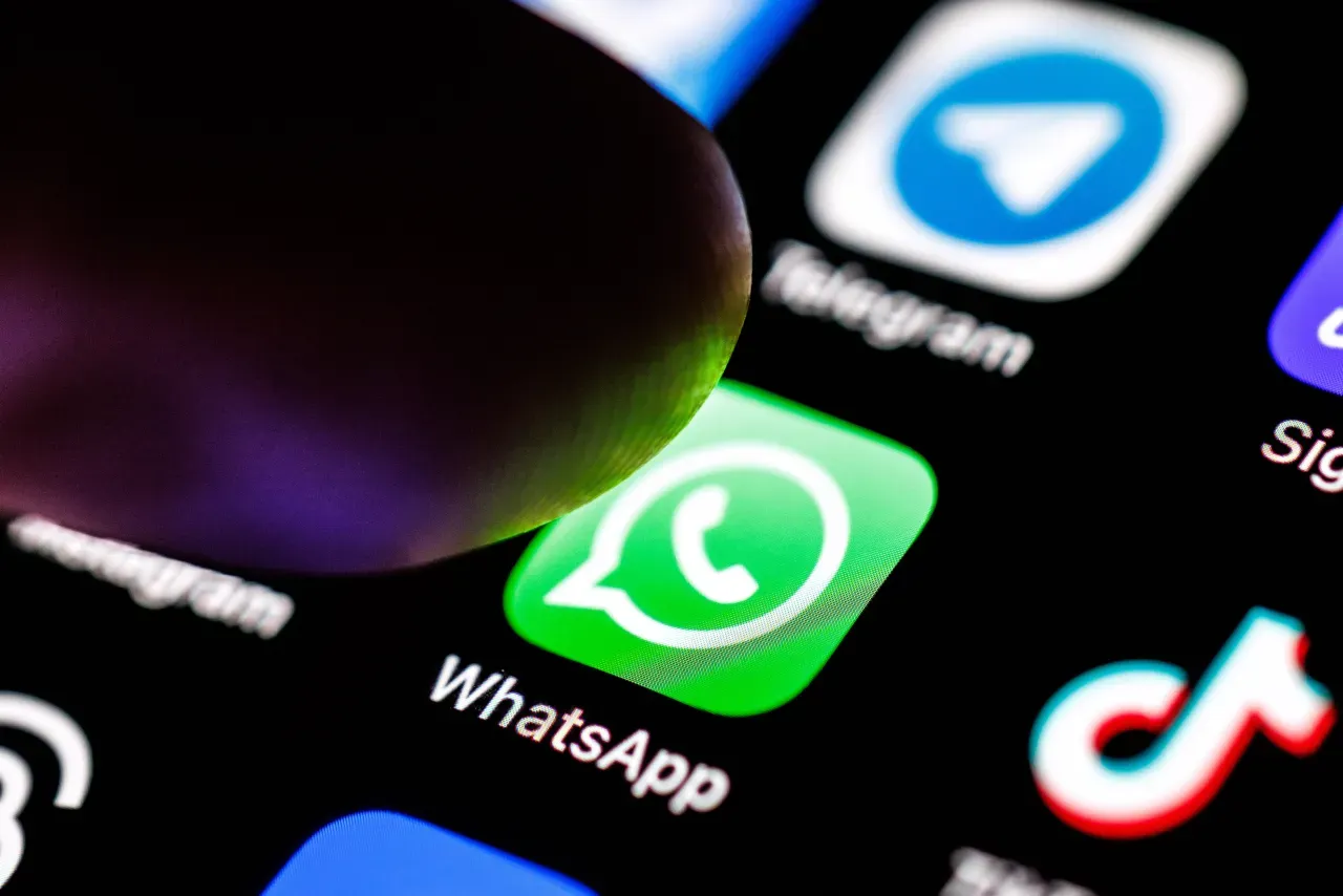 WhatsApp отримав AI-відповіді та редагування фото: що зміниться для користувачів