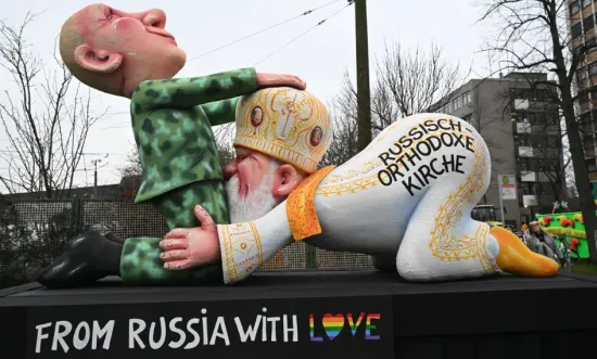 У росії заочно засудили німецького митця за сатиричну скульптуру про путіна та патріарха Кирила