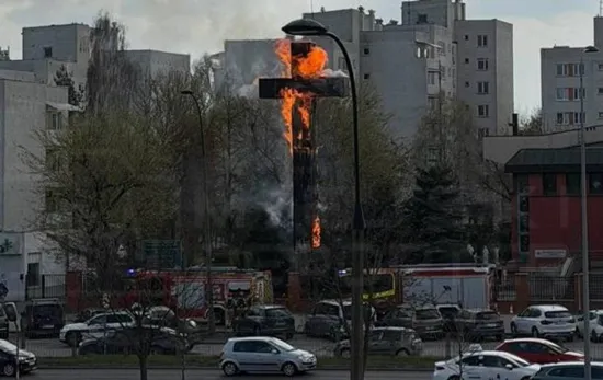 У Варшаві згорів 25-метровий папський хрест