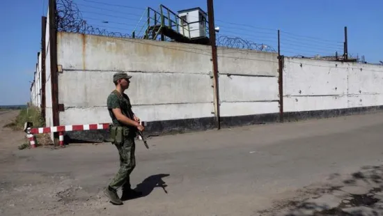 СБУ повідомила підозру ексочільнику колонії №4 в “ЛНР”, якого підозрюють у катуванні полонених