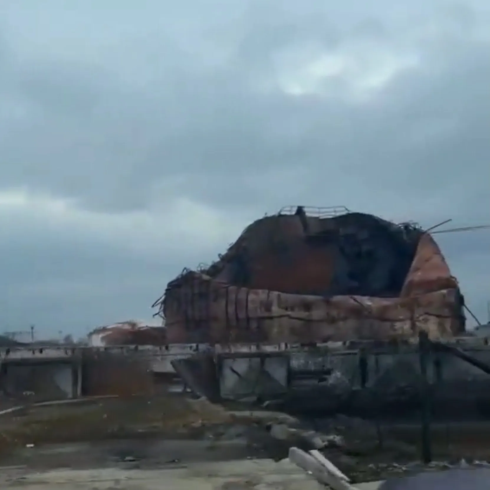 An oil depot in Feodosia was destroyed by fire following overnight shelling (VIDEO)