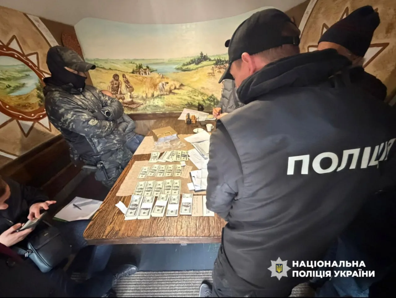ДСР затримало посадовця Укрзалізниці за підозрою в отриманні хабаря 100 тисяч доларів
