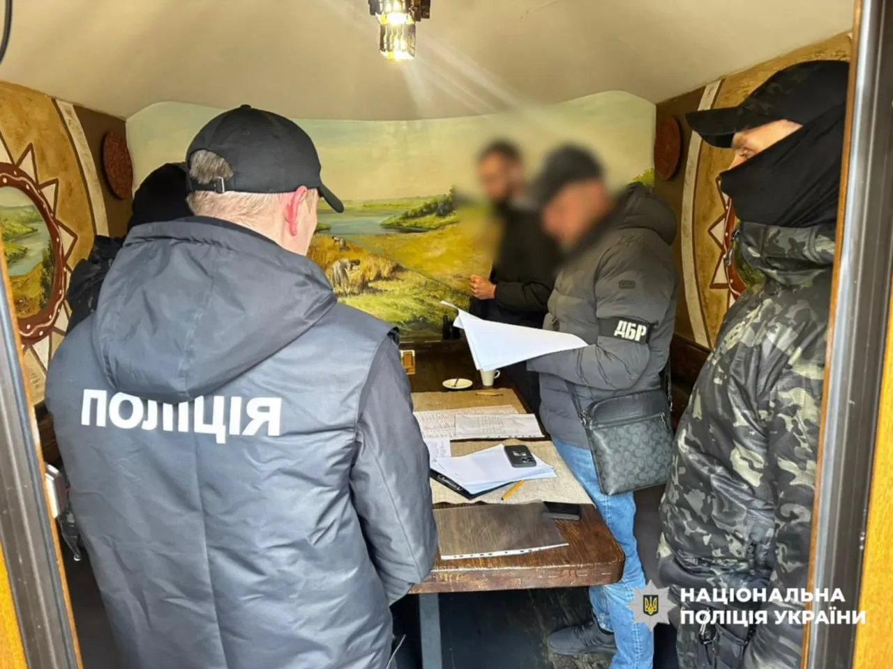 ДСР затримало посадовця Укрзалізниці за підозрою в отриманні хабаря 100 тисяч доларів