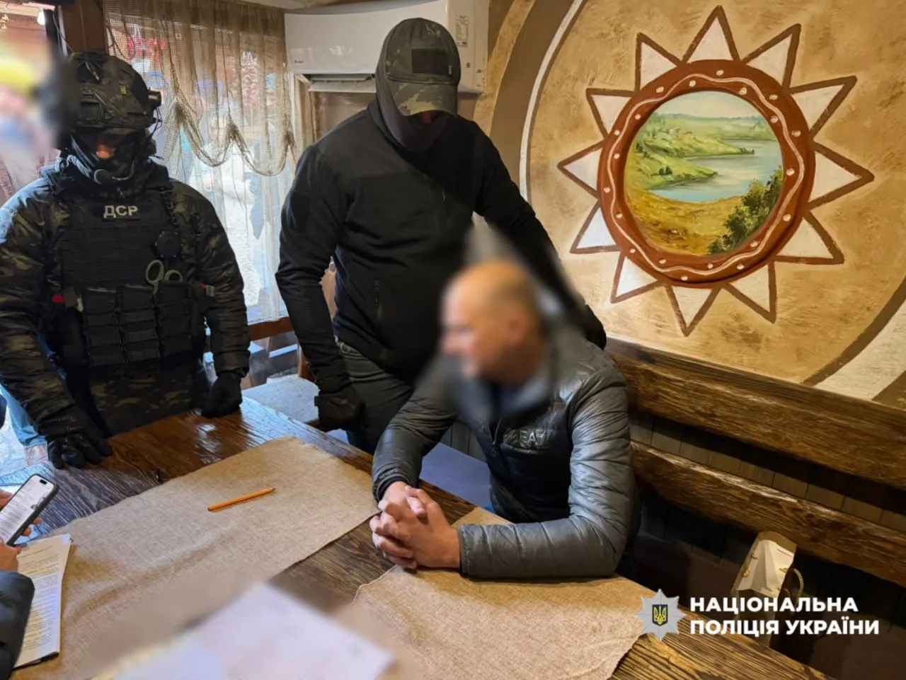 ДСР затримало посадовця Укрзалізниці за підозрою в отриманні хабаря 100 тисяч доларів