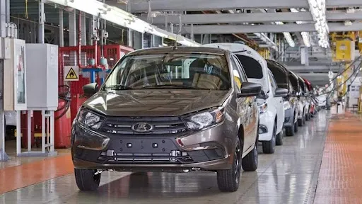 Занепад російського автопрому: КАМАЗ скоротив робочий тиждень, АвтоВАЗ зупинив конвеєр