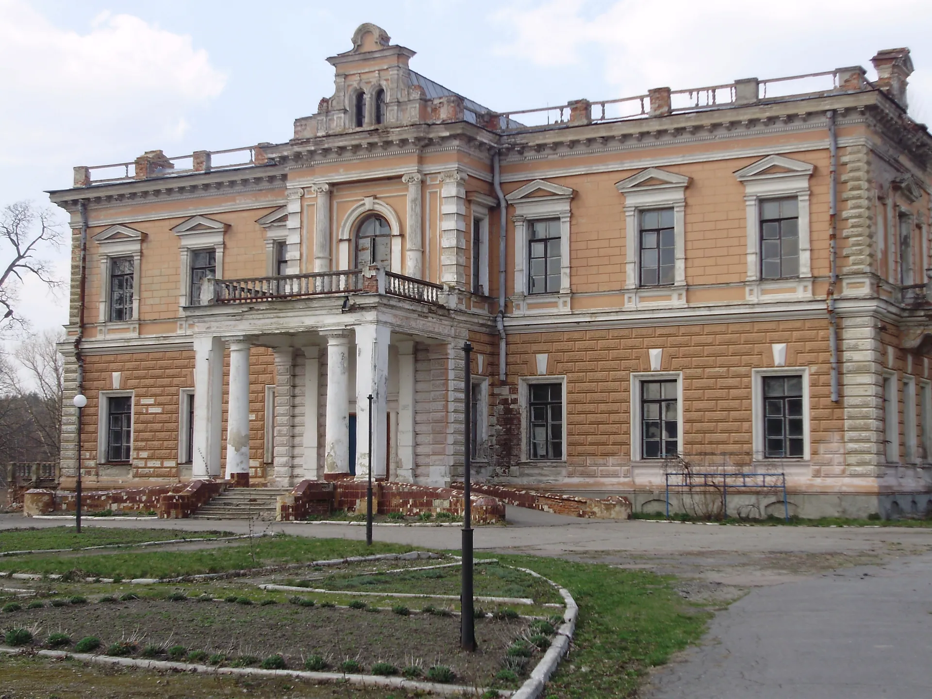 In the Sumy region, the Russians attacked the 19th-century Kharitonenko Palace. Only ruins remain of it