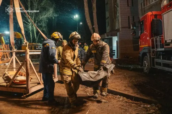 Пошуки тривають: після обстрілу Тернополя загиблих стало більше, у місті працюють рятувальники цілодобово