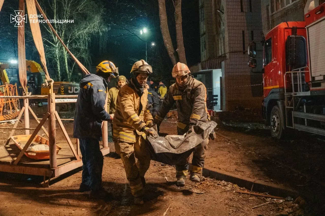 Пошуки тривають: після обстрілу Тернополя загиблих стало більше, у місті працюють рятувальники цілодобово