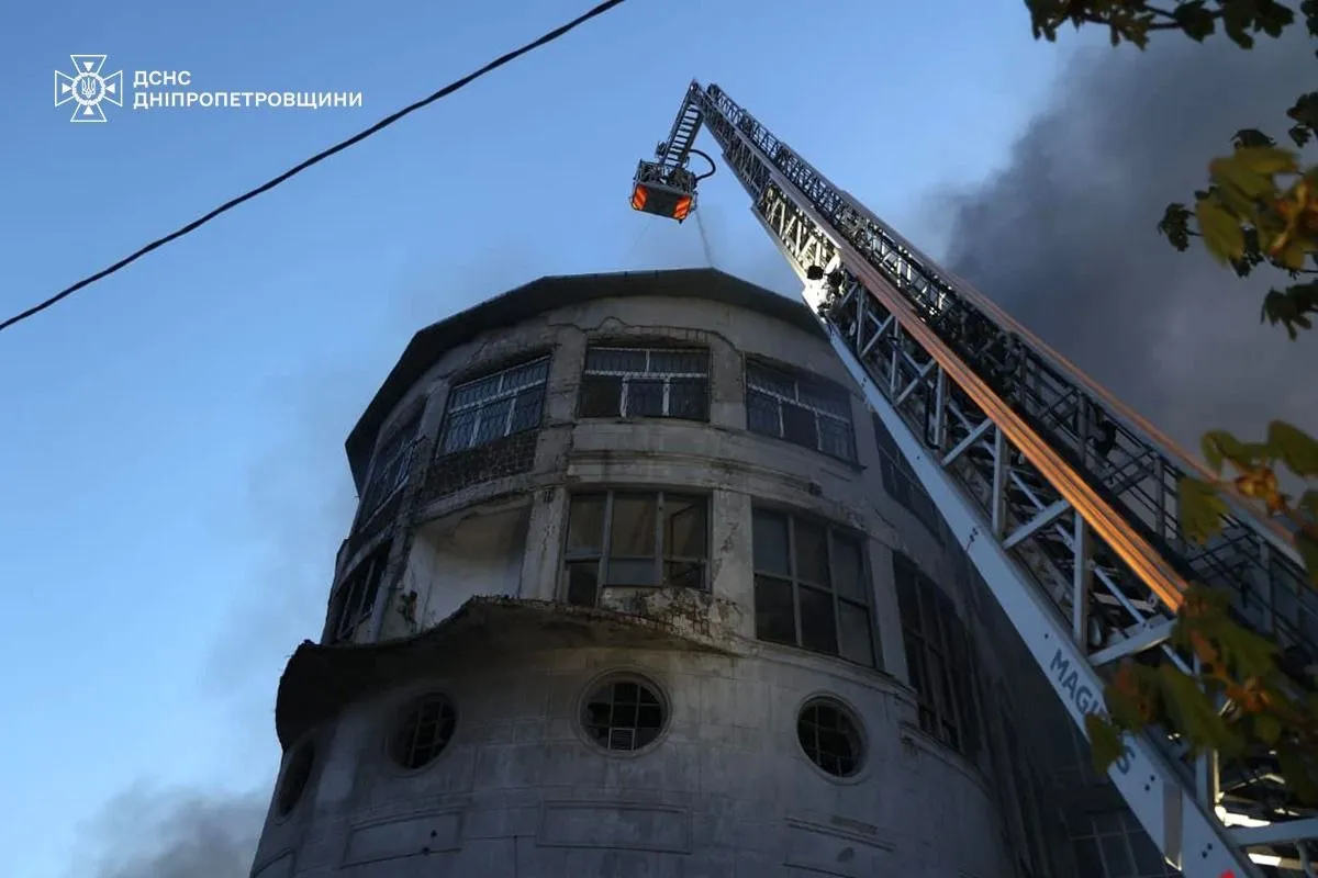 Російські безпілотники вдарили по Дніпру, пошкоджені адмінбудівля і багатоповерхівка