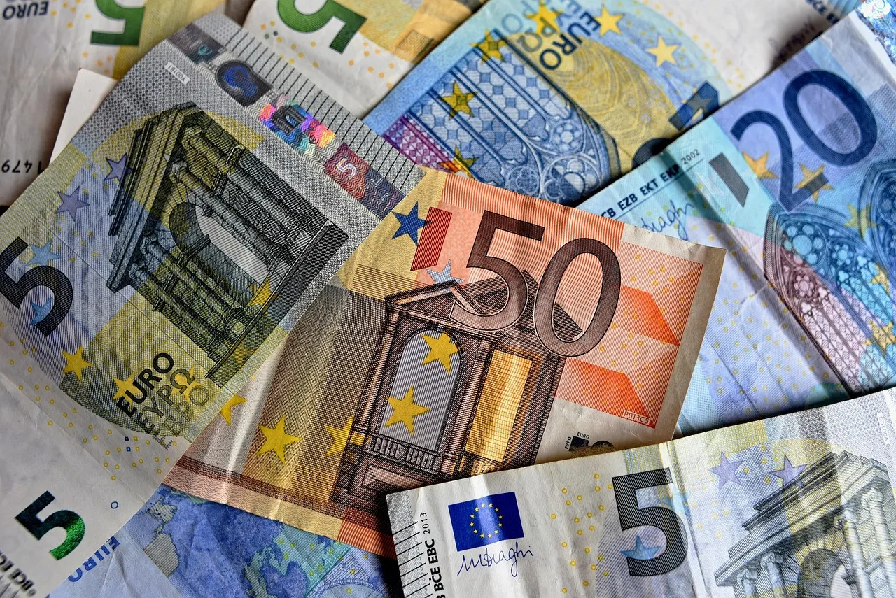 The euro has hit a new all-time high: the NBU has set the official exchange rates for 15 April