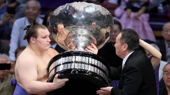 Ukrainian Aonishiki made history: he won for the first time at an elite sumo tournament in Japan