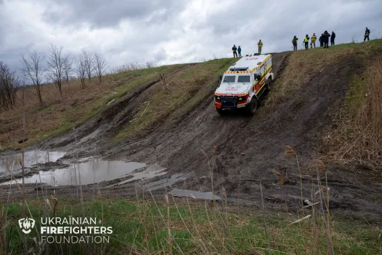 Курс на бездоріжжя: водії ДСНС пройшли спецтренінг