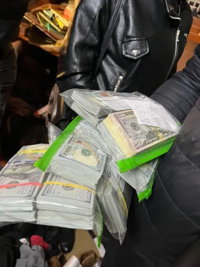 У Берегово затримали керівника ВЛК за підозрою у хабарництві, вилучено майже 500 тисяч доларів