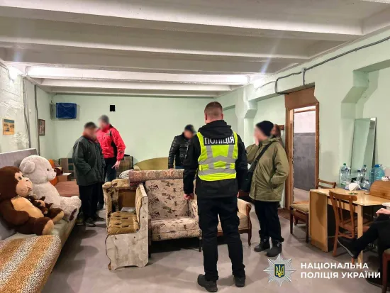 У Києві жінка заблокувала вхід до укриття під час обстрілу — поліція реагує