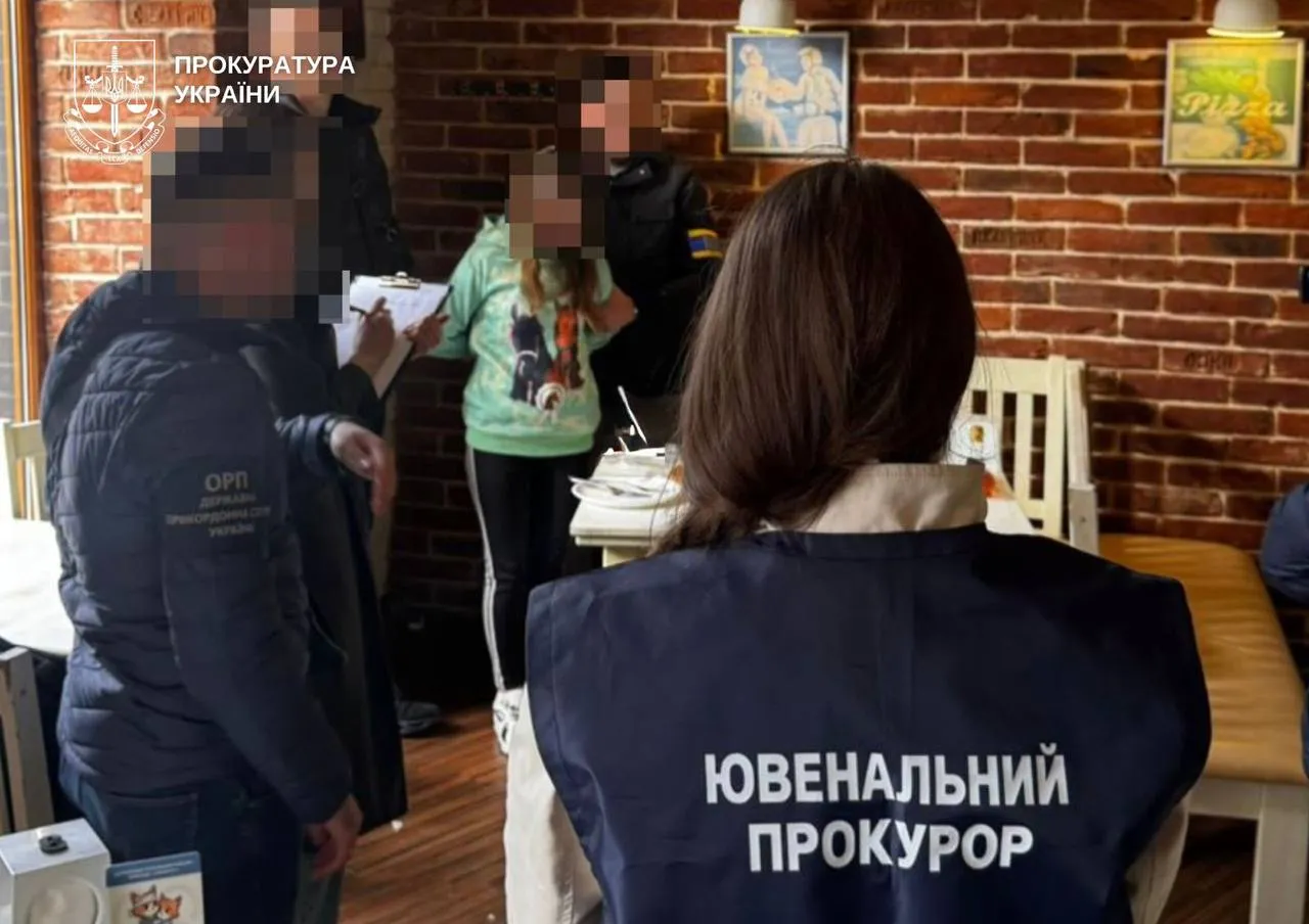 Жінка продала 6-річного сина за $25 000, їй повідомлено про підозру