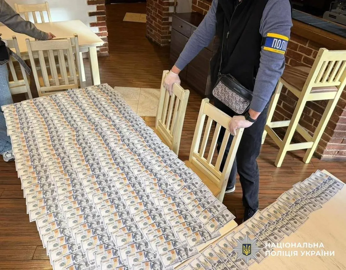 Жінка продала 6-річного сина за $25 000, їй повідомлено про підозру