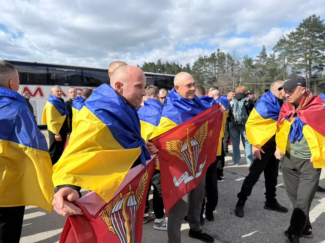 В Україну повернулися 193 військовополонених у межах нового обміну