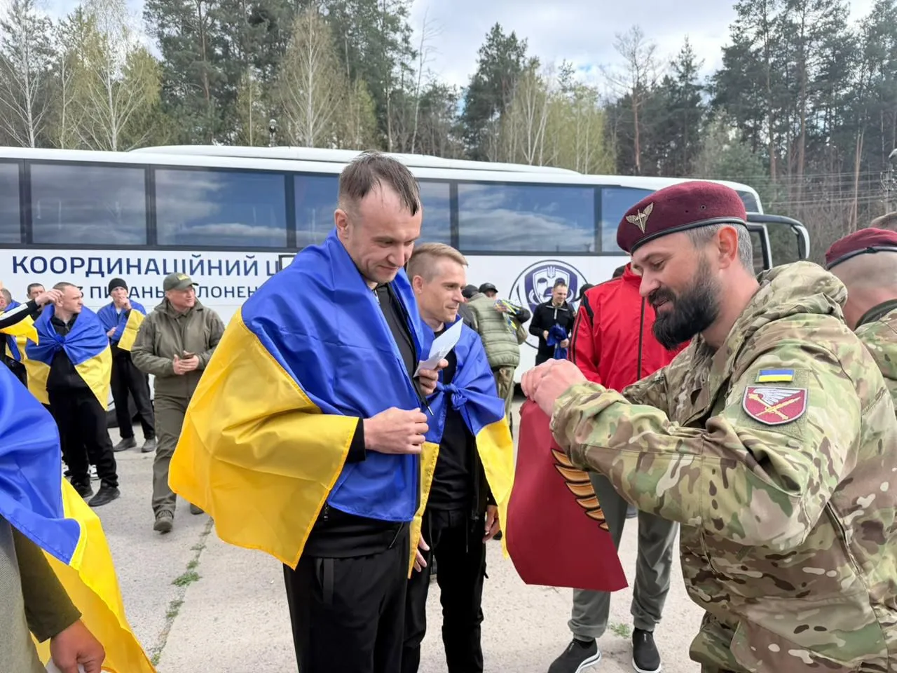 В Україну повернулися 193 військовополонених у межах нового обміну