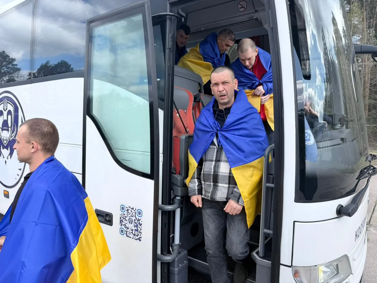 В Україну повернулися 193 військовополонених у межах нового обміну