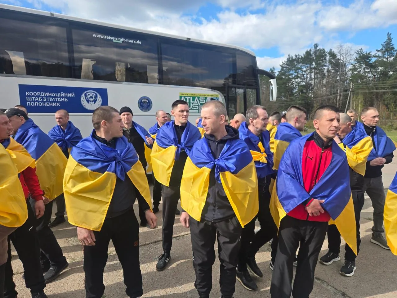 В Україну повернулися 193 військовополонених у межах нового обміну
