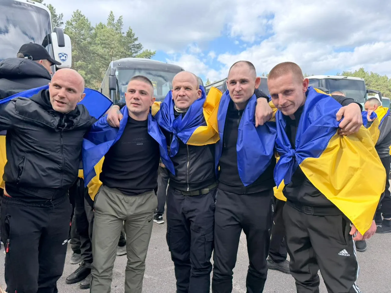 В Україну повернулися 193 військовополонених у межах нового обміну