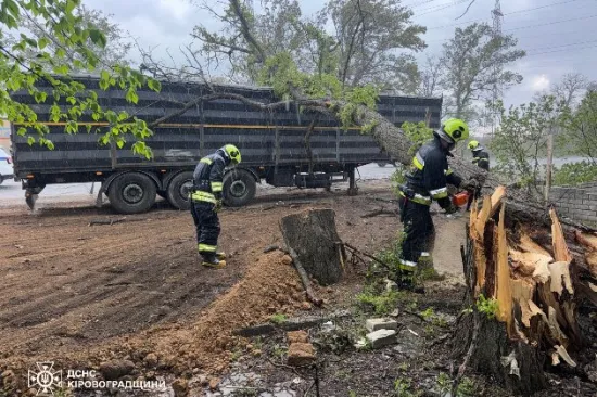 Через буревій в Україні троє людей загинуло, 700 населених пунктів знеструмлені 