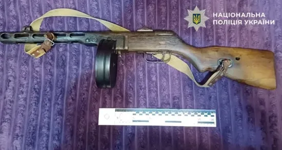 У Києві затримали чоловіка, який продавав трофейну зброю і надсилав її поштою